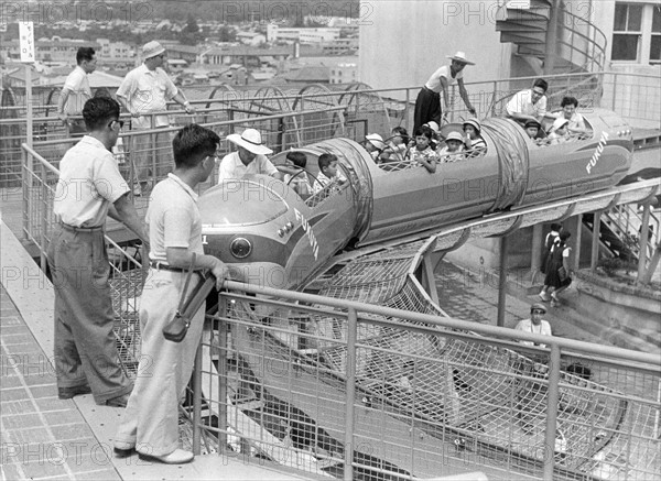 Japan, Hiroshima - Kinderspielplatz auf dem Dach eines neuen Warenhauses