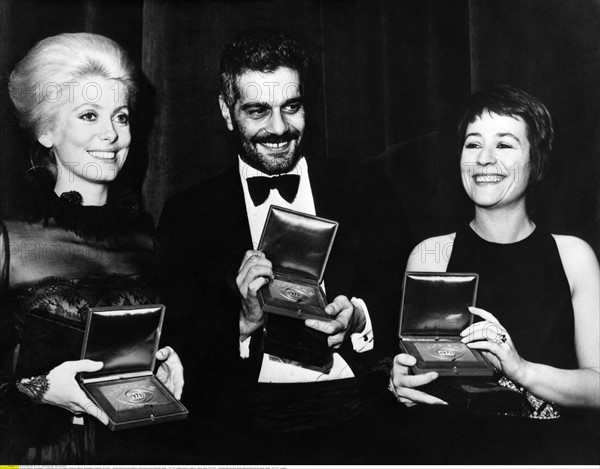 Deneuve, Catherine - Schauspielerin, mit Omar Sharif und  Annie Giradot (r.)