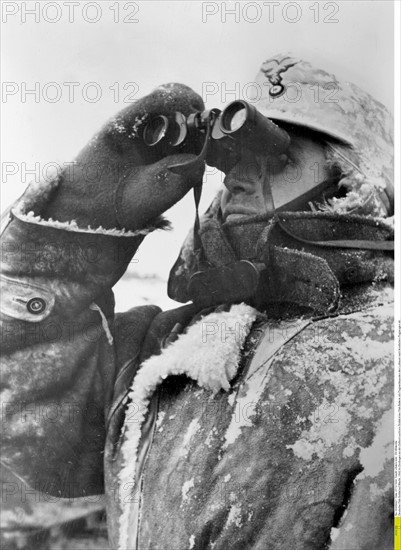 Deutscher Flak-Soldat auf Wache, 1942