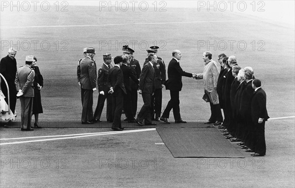 Giscard d'Estaing, Val‚ry - Staatspraesident, Frankreich/ mit Dietrich Stobbe (r.), Berlinbesuch