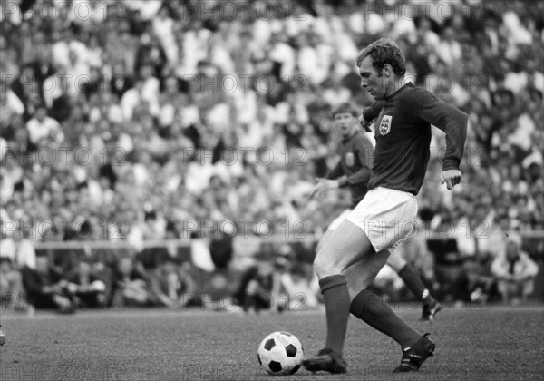 Fussball, Laenderspiel, 1968, Testspiel, Probespiel, Niedersachsenstadion in Hannover, Deutschland gegen England 1:0, Spielszene, Bobby Moore (England) am Ball, 01.06.1968 <english> Football Germany, international match, 1968, Niedersachsen Stadium in Hanover, Germany versus England 1:0, scene of the match, Bobby Moore (England), 01.06.1968 </english>