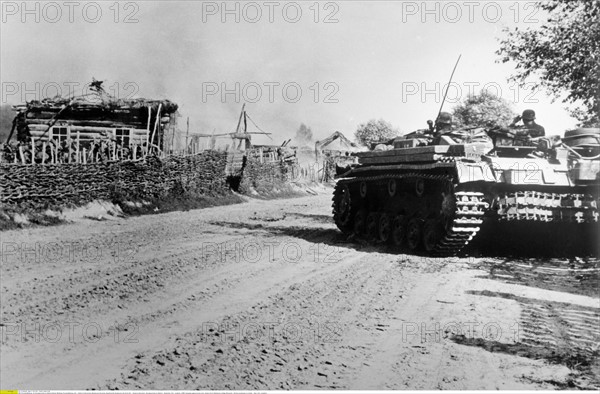 WK II Russlandfeldzug - dt. Sturmgeschuetz im Gefecht