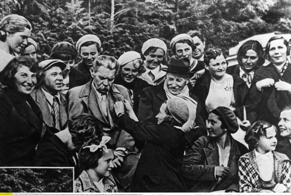 Gorki, Maxim - Schriftsteller, UdSSR/ (ohne Hut) bei Fallschirmspringerinnen