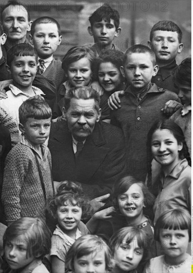 Gorki, Maxim - Schriftsteller, UdSSR/ mit Moskauer Schulkindern