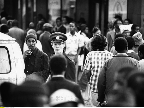 Scène de rue à Johannesburg en 1976