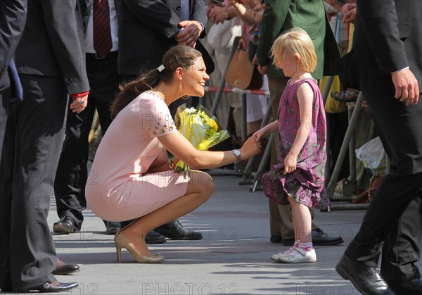 Victoria Kronprinzessin von Schweden - (l.) mit einem Maedchen in Muenchen