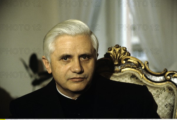 Papst Benedikt XVI (eig. Joseph Ratzinger) - Als Erzbischof von Muenchen und Freising im Erzbischoeflichen Palais in Muenchen