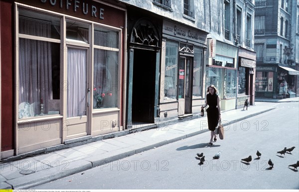 Scène de rue à Paris à la fin des années 50