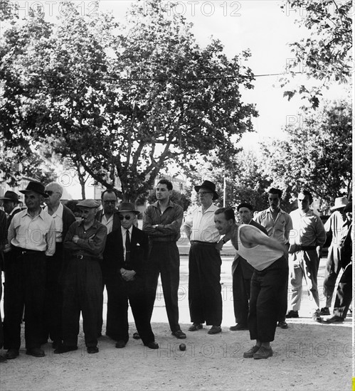 Partie de pétanque dans les années 50