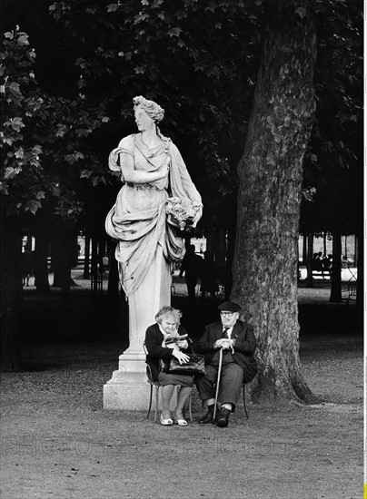 Couple au Jardin du Luxembourg à Paris