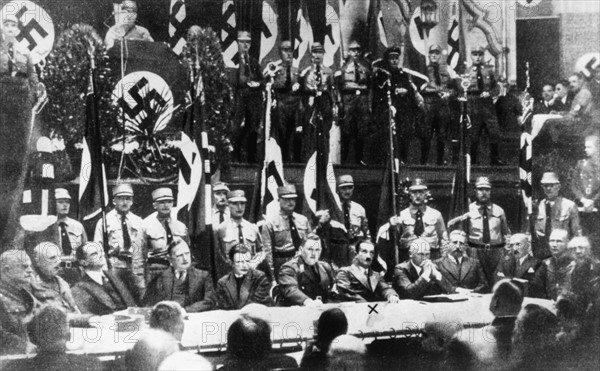 Réunion organisée à Leipzig pour marquer "le ralliement des professeurs des universités et des écoles supérieures d’Allemagne à Adolf Hitler et à l’État national-socialiste", le 11 novembre 1933.