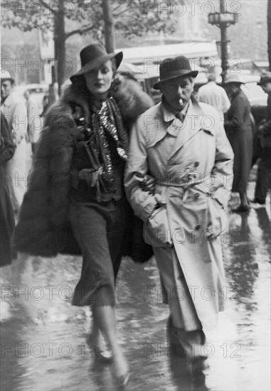 Marlène Dietrich accompagnée de Josef von Sternberg