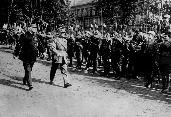 Les maréchaux Joffre et Foch inspectent les troupes