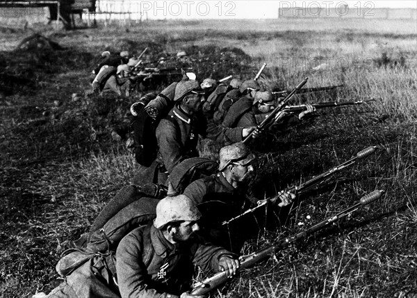 Soldats allemands en position de défense, en 1914