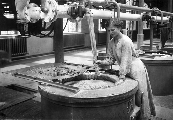 Ouvrière d'une usine d'armement allemande