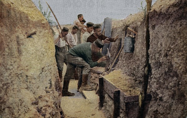 Soldats allemands construisant une tranchée sur le front de l'Ouest.