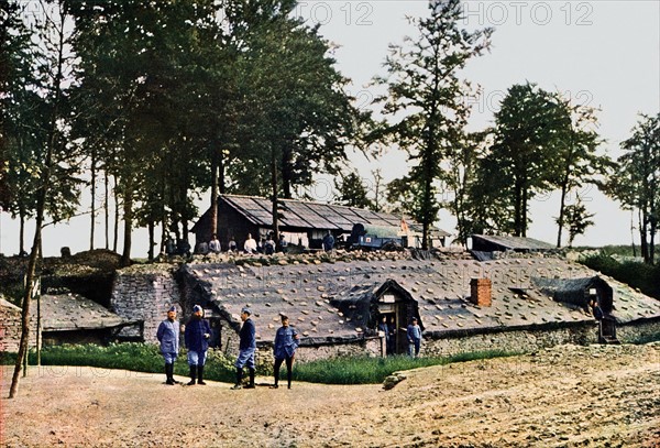 Soldats devant un hôpital de campagne, près de Verdun, en 1916