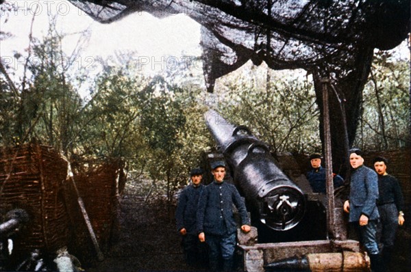 Soldats français devant un canon de la Marine