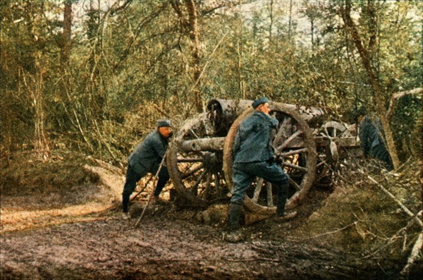 Première Guerre Mondiale. Septembre 1916.
Trois soldats français avec un obusier dans la forêt, à la bataille de Verdun.
D'après un autochrome de Jules Gervais-Courtellemont (1863 - 1931)