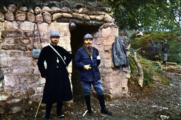 Première Guerre Mondiale. Septembre 1916.
Deux aumôniers français pendant la bataille de Verdun.
D'après un autochrome de Jules Gervais-Courtellemont (1863 - 1931)
