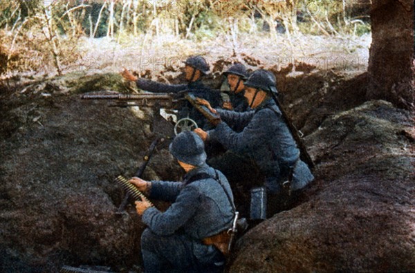 Première Guerre Mondiale. Septembre 1916.
Soldats français avec une mitrailleuse, à la bataille de Verdun.
D'après un autochrome de Jules Gervais-Courtellemont (1863 - 1931)