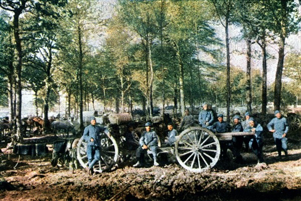 Première Guerre Mondiale. Septembre 1916.
Soldats français avec un canon de 75, lors de la bataille de Verdun.
D'après un autochrome de Jules Gervais-Courtellemont (1863 - 1931)