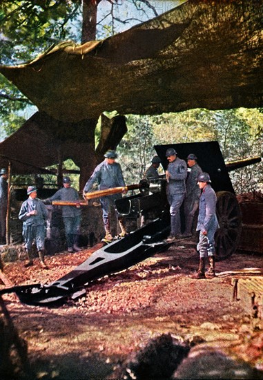 Première Guerre Mondiale. Septembre 1916.
Batterie de canons français camouflés, lors de la bataille de Verdun.
D'après un autochrome de Jules Gervais-Courtellemont (1863 - 1931)