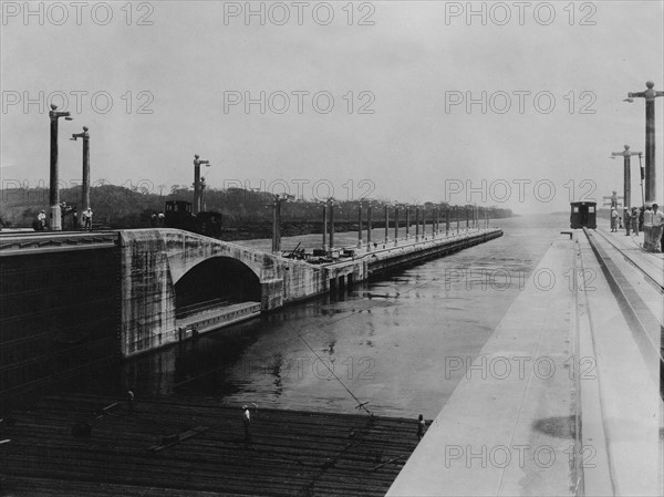 Panama-Kanal, Schleuse bei Gatun zur Bucht von Limon, um 1913