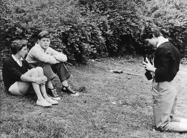 Jacqueline prenant en photo John F. Kennedy et l'une de ses soeurs.