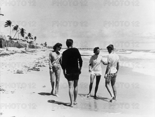 John F. Kennedy avec sa femme Jacqueline, son frère et sa soeur