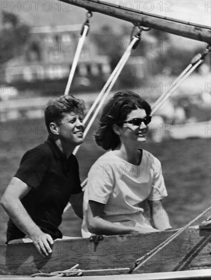 John F. Kennedy avec sa femme Jacqueline sur un voilier