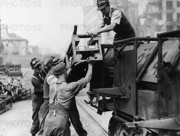 Warschauer Aufstand: Nachladen von Werfergranaten - August 1944