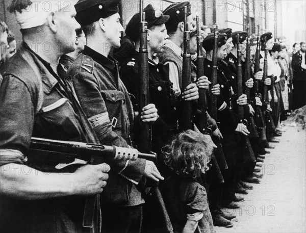 Warschauer Aufstand: Angetretene Widerstandskämpfer - August 1944