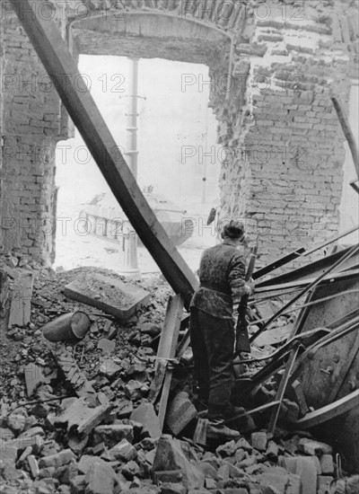 Warschauer Aufstand: Deutscher Grenadier im Häuserkampf