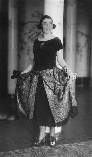 Miss Spinelly portant une robe de Paul Poiret