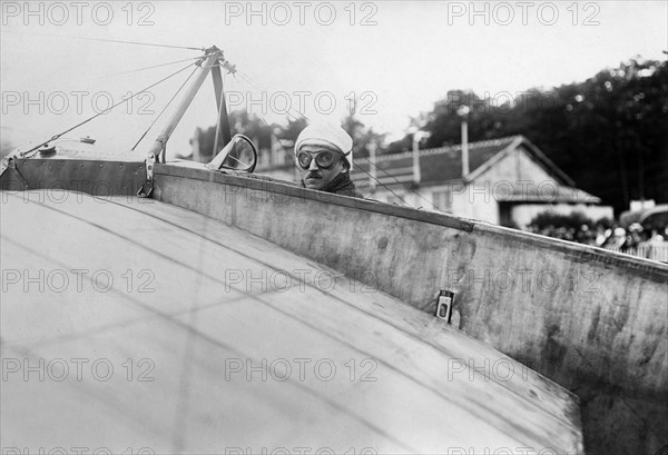 Frankreich - Ile de France - Issy-les-Moulineaux Der französische Pilot Oudemars vor seinem Wettflug gegen den Piloten Roland Garros 
- Aufnahme: M. Rol
- 09.06.1913


Originalaufnahme im Archiv von ullstein bild