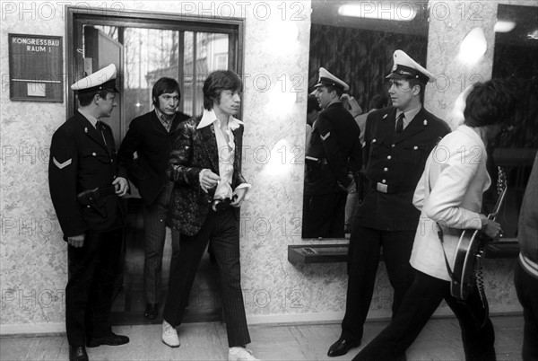 Rolling Stones; Musikgruppe, Rockmusik; GB - Auftritt in der Ernst Merck Halle, Hamburg; Mick Jagger und Charly
Watts (hinten) auf den Weg zur Buehne unter Polizeischutz