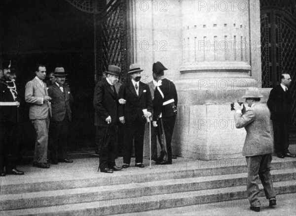 Hans Albers vor dem Gebaeude des Voelkerbundes in Genf