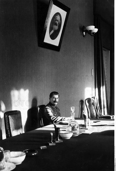 Josef Stalin - Porträt am Schreibtisch