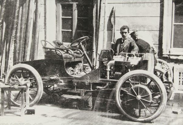 Ferdinand Porsche mit einem Lohner-Automobil