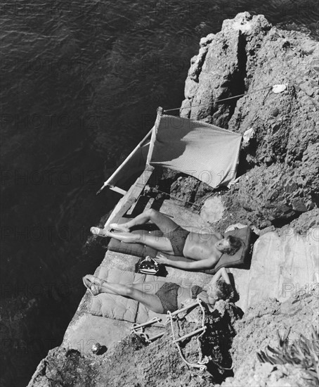 Couple prenant un bain de soleil, 1939