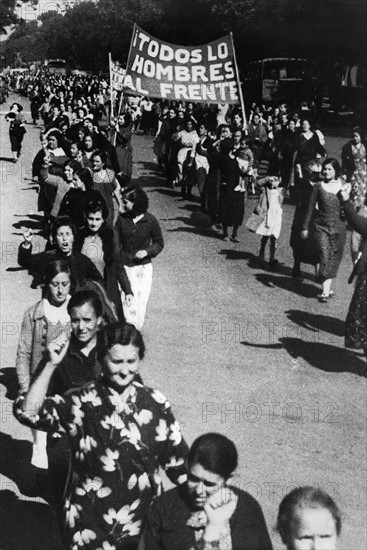 Femmes défilant dans les rues en Espagne, 1936