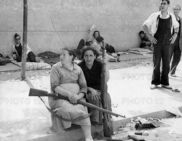 Républicaines espagnoles armées dans les rues de Barcelone, 1936