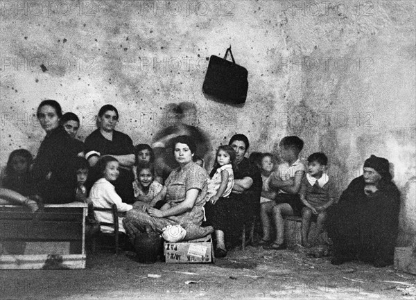 Femmes et enfants espagnols réfugiés dans un cellier, 1936