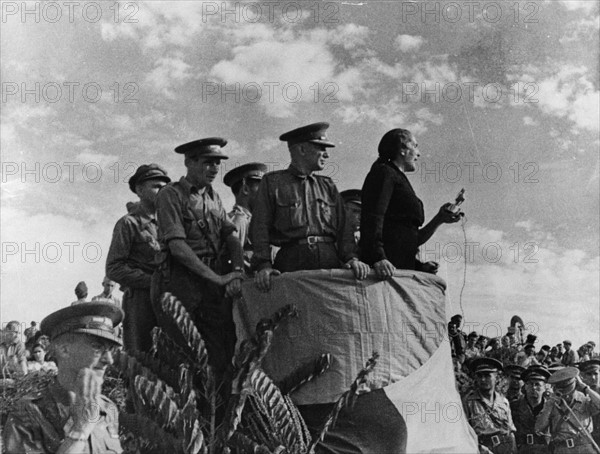 Dolores Ibarruri lors d'un discours, 1937