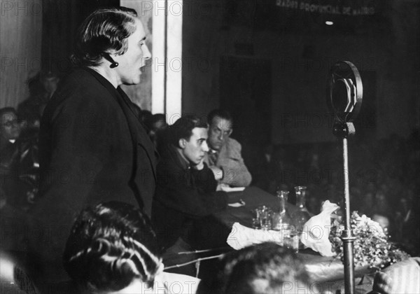 Dolores Ibarruri lors d'un discours, 1936