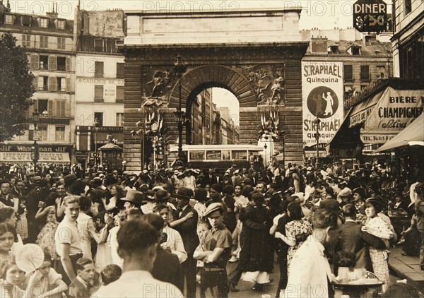 Paris (France). Dancing in the street at the Porte Saint-Martin on the occasion of the French National Day on 14 July. 1935. Photograph.

- 14.07.1935