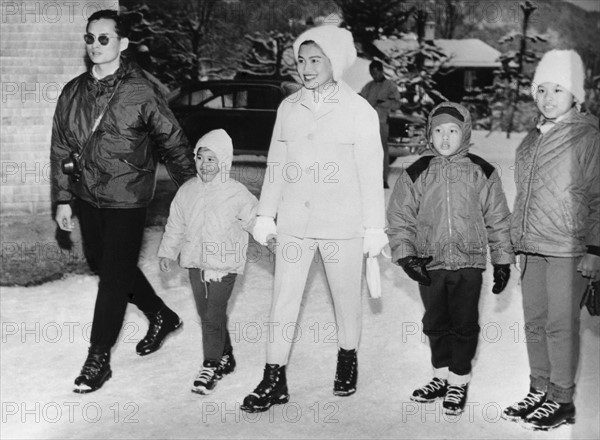 Le Roi Bhumibol, la Reine Sirkit et leurs enfants