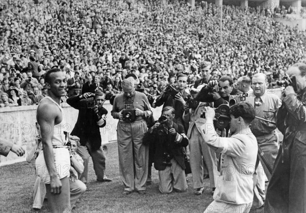 L'athlète Jesse Owens photographié, 1936