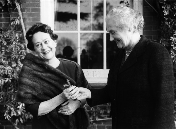 Yvonne de Gaulle et Lady Dorothy Macmillan, 1961